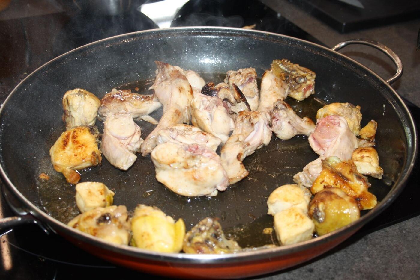 Paella valenciana con pollo, conejo, caracoles, judías verdes y