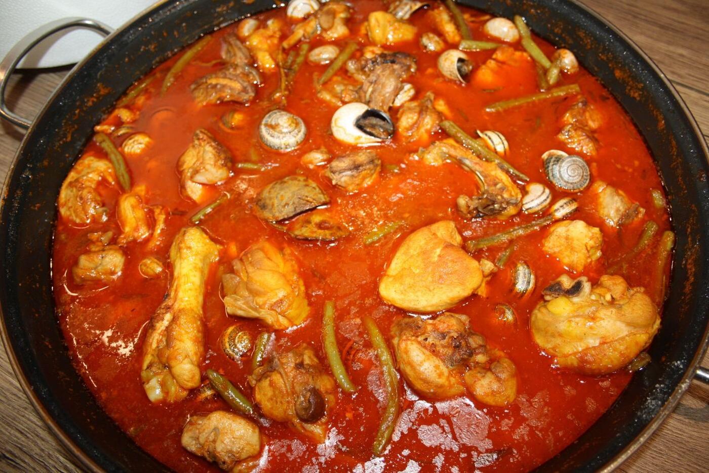 Paella valenciana con pollo, conejo, caracoles, judías verdes y
